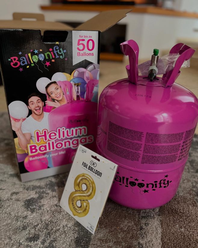 Foliový balónek číslice zlatá s héliem 🥳 #helium #heliumdobalonku #osmicka #foliovybalonek #foilballoons #balloons #party...